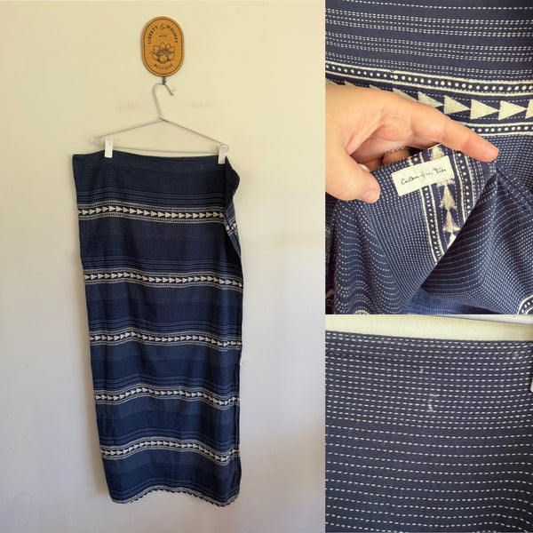 Children of the Tribe blue print cotton baby wrap as new but fabric inconsistency as pictured