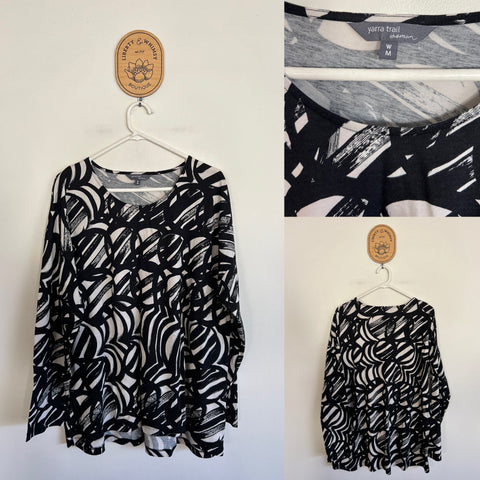 Yarra Trail Woman black/white top Sz M (plus size) as new