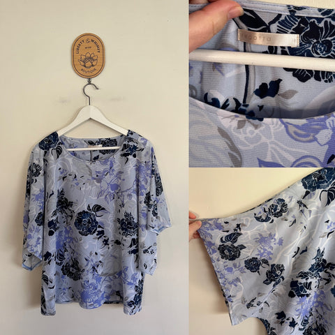 Regatta blue floral top Sz 18 as new